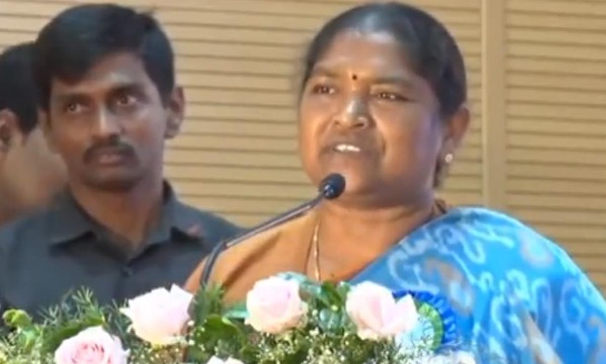 Minister Sitakka | ఎన్కౌంటర్లు చేసినా మార్పు రావడం లేదు.. మంత్రి సీతక్క కీలక వ్యాఖ్యలు Minister Sitakka | ఎన్కౌంటర్లు చేసినా మార్పు రావడం లేదు.. మంత్రి సీతక్క కీలక వ్యాఖ్యలు