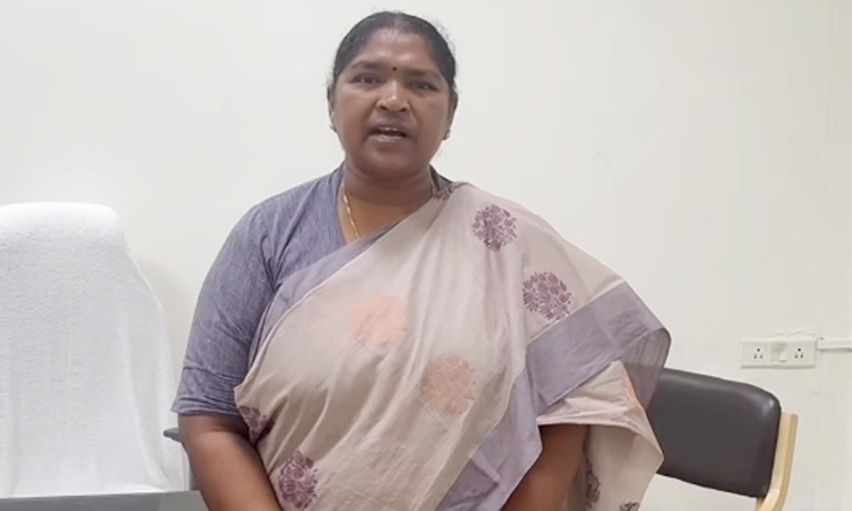 Calcutta trainee doctor murder | కోల్కతాలో వైద్యురాలిపై హత్యాచారం దారుణం.. జూడాల ఆందోళనకు సంఘీభావం తెలిపిన మంత్రి సీతక్క Calcutta trainee doctor murder | కోల్కతాలో వైద్యురాలిపై హత్యాచారం దారుణం.. జూడాల ఆందోళనకు సంఘీభావం తెలిపిన మంత్రి సీతక్క