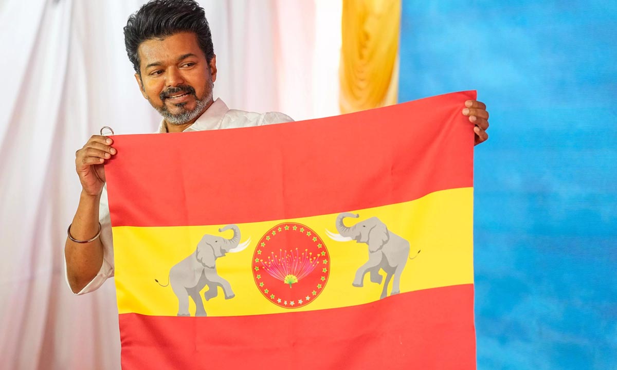Hero Vijay | కొత్త పార్టీ గుర్తు జెండాను ఆవిష్కరించిన తమిళ హీరో విజయ్ Hero Vijay | కొత్త పార్టీ గుర్తు జెండాను ఆవిష్కరించిన తమిళ హీరో విజయ్
