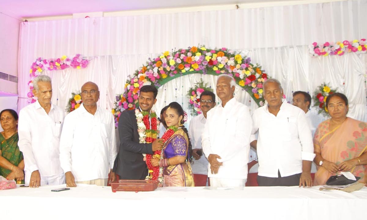CPI | ఆదర్శ వివాహాలతో సామాజిక పరివర్తన.. సీపీఐ నేతలు చాడ వెంకట్ రెడ్డి, కూనంనేని సాంబశివరావు CPI | ఆదర్శ వివాహాలతో సామాజిక పరివర్తన.. సీపీఐ నేతలు చాడ వెంకట్ రెడ్డి, కూనంనేని సాంబశివరావు