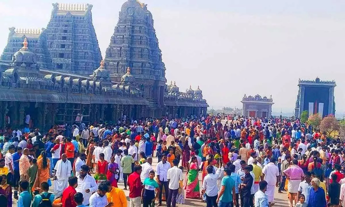 Yadadri | యాదాద్రికి పోటెత్తిన భక్తులు.. స్వర్ణగిరి దేవాలయంలోనూ రద్దీ Yadadri | యాదాద్రికి పోటెత్తిన భక్తులు.. స్వర్ణగిరి దేవాలయంలోనూ రద్దీ
