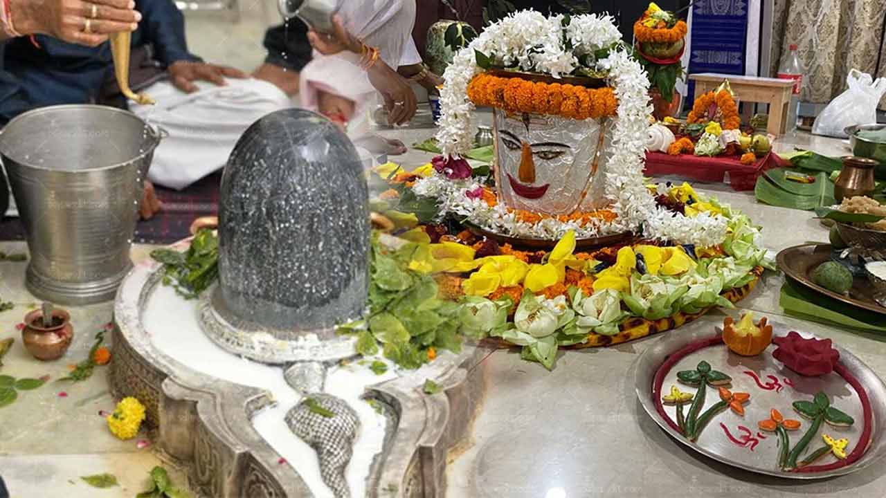 Shravana Masam | శ్రావణ సోమవారాల్లో శివలింగానికి తేనేతో అభిషేకం చేస్తే.. పెళ్లి కోరిక నెరవేరుతుందట..! Shravana Masam | శ్రావణ సోమవారాల్లో శివలింగానికి తేనేతో అభిషేకం చేస్తే.. పెళ్లి కోరిక నెరవేరుతుందట..!