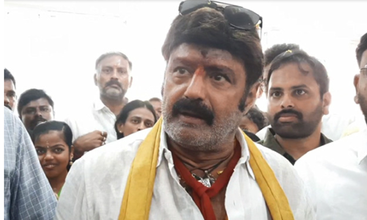 MLA Nandamuri Balakrishna | బస్సు నడిపిన బాలయ్య.. నాట్లేసిన సునీతమ్మ MLA Nandamuri Balakrishna | బస్సు నడిపిన బాలయ్య.. నాట్లేసిన సునీతమ్మ