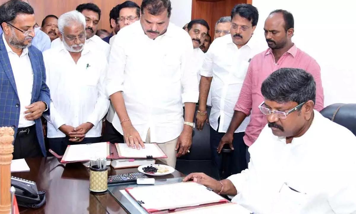 Botsa Satyanarayana | ఎమ్మెల్సీగా మాజీ మంత్రి బొత్స ప్రమాణ స్వీకారం Botsa Satyanarayana | ఎమ్మెల్సీగా మాజీ మంత్రి బొత్స ప్రమాణ స్వీకారం
