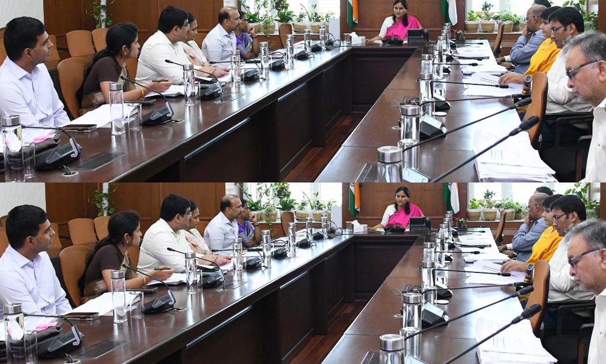 CS Shanti Kumari | నెల రోజుల్లోగా ఆర్ ఆర్ ఆర్ భూసేకరణ పూర్తి చేయండి.. అధికారులను ఆదేశించిన సీఎస్ శాంతి కుమారి CS Shanti Kumari | నెల రోజుల్లోగా ఆర్ ఆర్ ఆర్ భూసేకరణ పూర్తి చేయండి.. అధికారులను ఆదేశించిన సీఎస్ శాంతి కుమారి