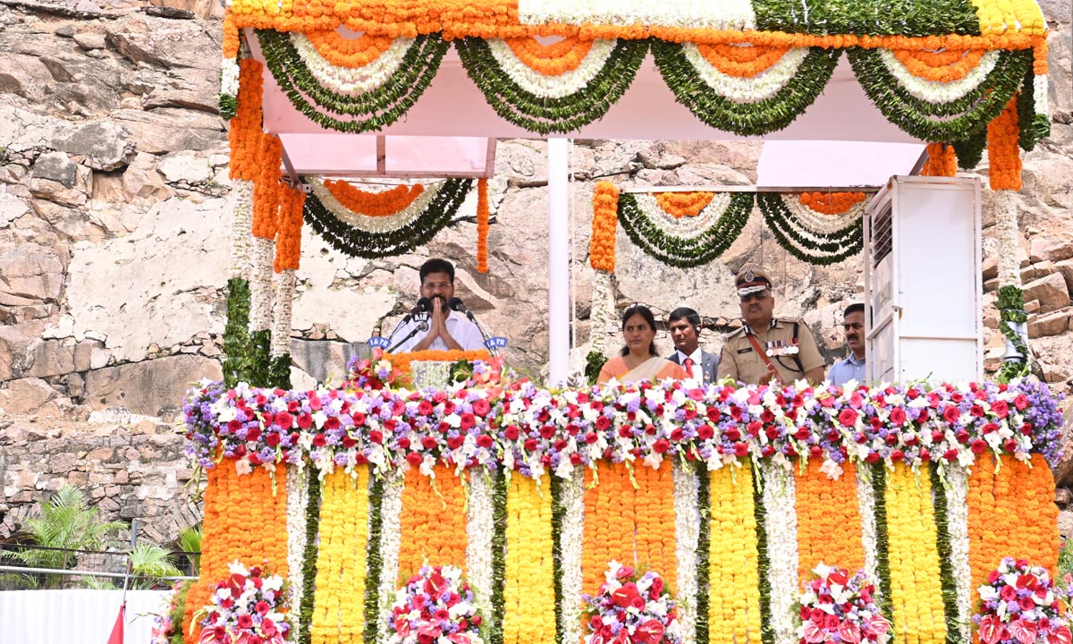 CM REVANTH REDDY | గోల్కొండ కోటలో త్రివర్ణ పతాకం ఎగరేసిన సీఎం రేవంత్రెడ్డి CM REVANTH REDDY | గోల్కొండ కోటలో త్రివర్ణ పతాకం ఎగరేసిన సీఎం రేవంత్రెడ్డి
