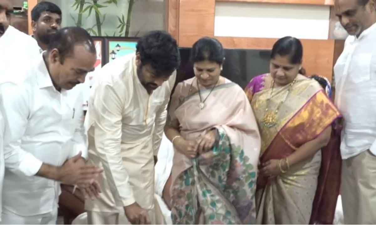 Chiranjeevi|అట్టహాసంగా మెగాస్టార్ జన్మదిన వేడుకులు.. చిరుతో కేక్ కట్ చేయించిన ఎమ్మెల్యే Chiranjeevi|అట్టహాసంగా మెగాస్టార్ జన్మదిన వేడుకులు.. చిరుతో కేక్ కట్ చేయించిన ఎమ్మెల్యే
