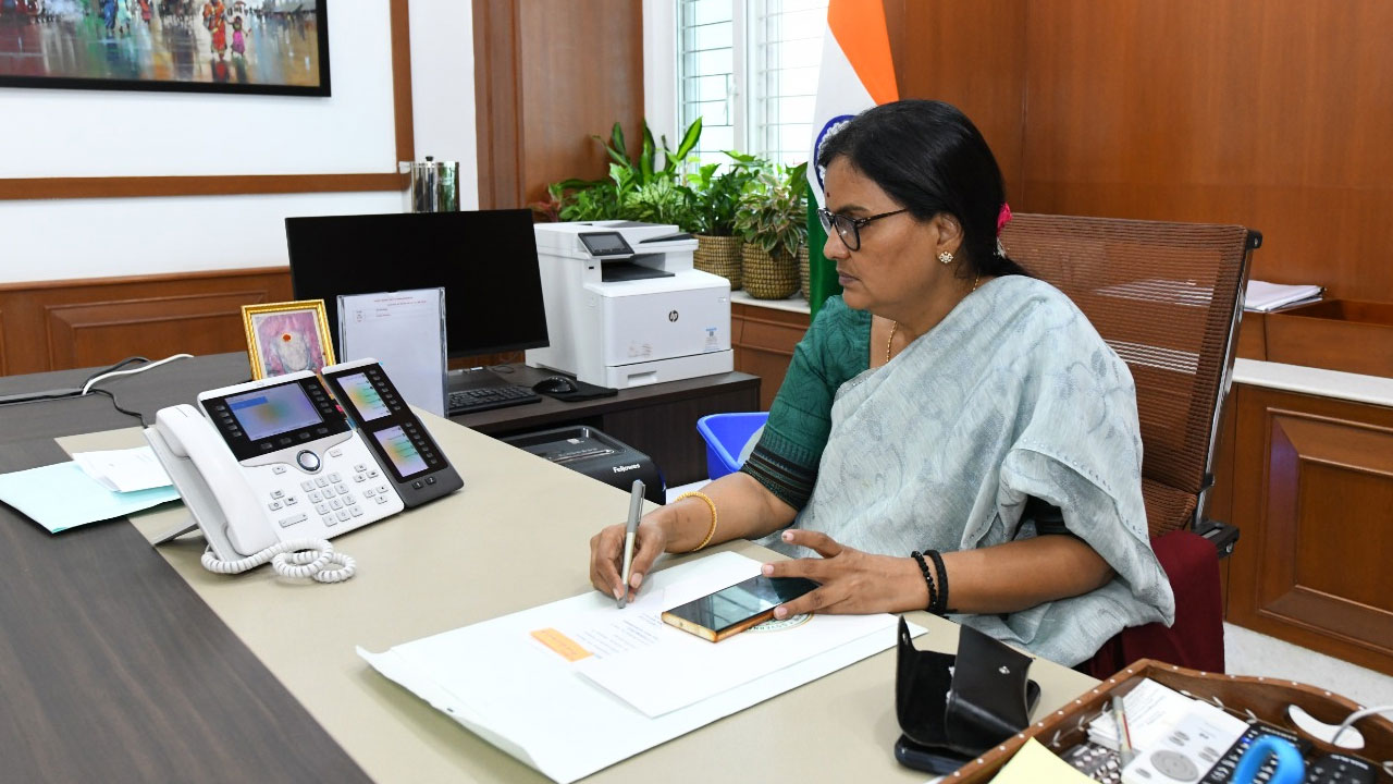 రాష్ట్రంలో మరో రెండు రోజుల పాటు భారీ వర్షాలు ఎలాంటి ఆస్తి, ప్రాణ నష్టం జరగొద్దు కలెక్టర్లకు సీఎస్ శాంతికుమారి ఆదేశం రాష్ట్రంలో మరో రెండు రోజుల పాటు భారీ వర్షాలు ఎలాంటి ఆస్తి, ప్రాణ నష్టం జరగొద్దు కలెక్టర్లకు సీఎస్ శాంతికుమారి ఆదేశం