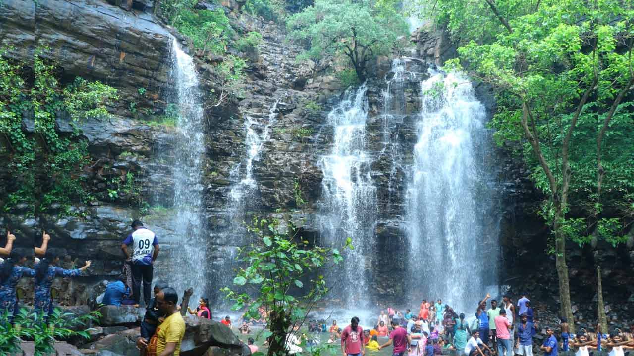 Gadi Cheruvu waterfalls | తెలంగాణలో మరో అద్భుత జలపాతం.. పాల నురగల్లా గడి చెరువు జలధార Gadi Cheruvu waterfalls | తెలంగాణలో మరో అద్భుత జలపాతం.. పాల నురగల్లా గడి చెరువు జలధార