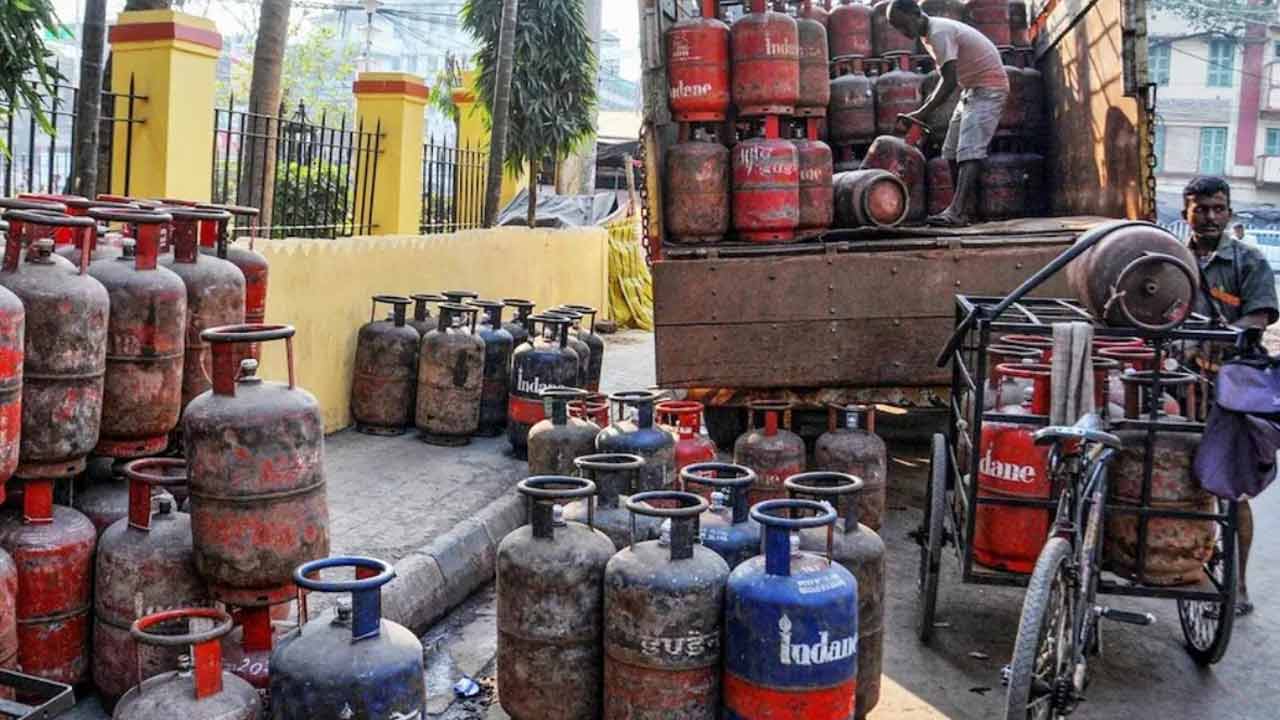 LPG Gas Cylinder | మరో రెండు రోజుల్లో ఎల్పీజీ సిలిండర్ ధరల్లో మార్పు..? LPG Gas Cylinder | మరో రెండు రోజుల్లో ఎల్పీజీ సిలిండర్ ధరల్లో మార్పు..?
