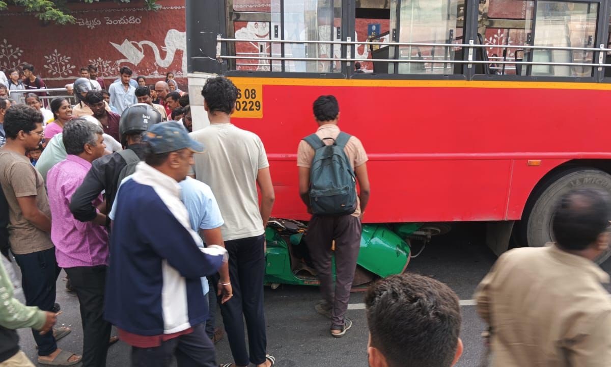 road accident in hyderabad | రోడ్డు ప్రమాదంలో పాఠశాల విద్యార్థిని దుర్మరణం road accident in hyderabad | రోడ్డు ప్రమాదంలో పాఠశాల విద్యార్థిని దుర్మరణం