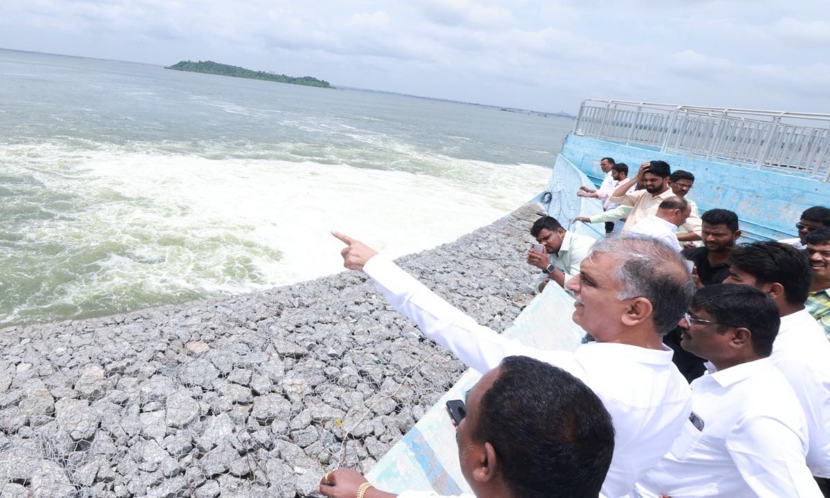 T. Harish Rao | రంగనాయక్ సాగర్ జల సోయగంతో పులకరించాను : మాజీ మంత్రి టి.హరీశ్రావు T. Harish Rao | రంగనాయక్ సాగర్ జల సోయగంతో పులకరించాను : మాజీ మంత్రి టి.హరీశ్రావు