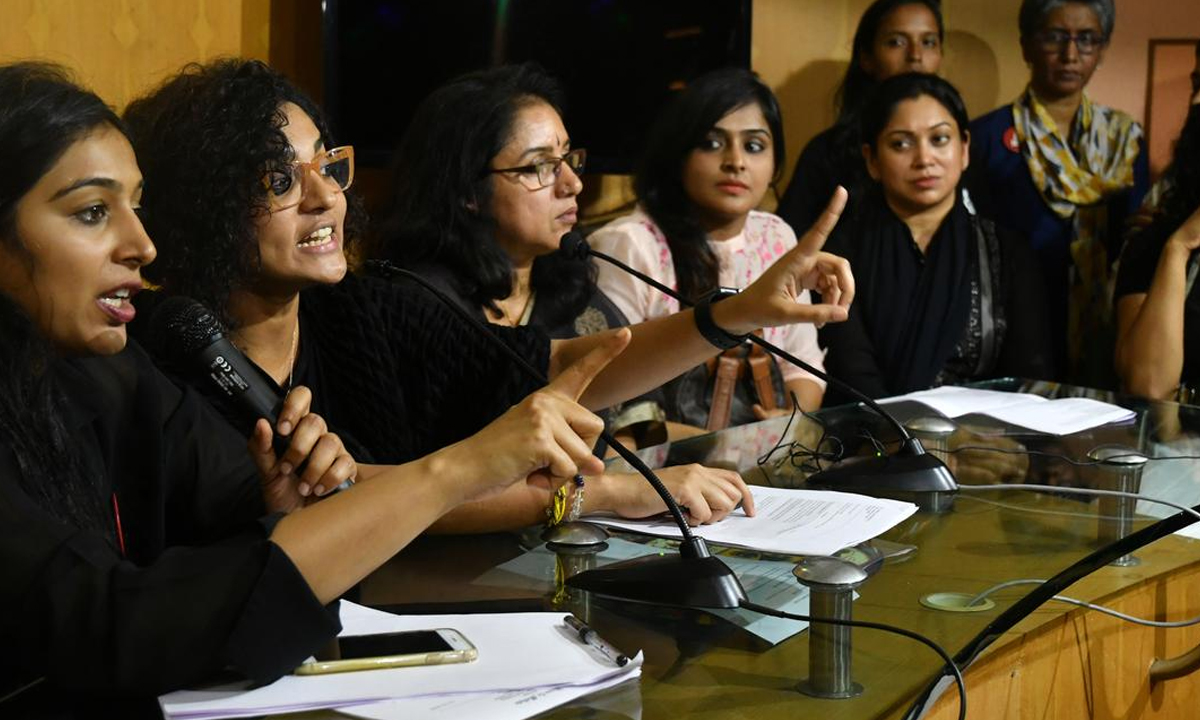 Justice Hema Committee report | మలయాళ పరిశ్రమను కుదిపేస్తున్న హేమ కమిషన్ రిపోర్టు.. 17 కేసులు నమోదు Justice Hema Committee report | మలయాళ పరిశ్రమను కుదిపేస్తున్న హేమ కమిషన్ రిపోర్టు.. 17 కేసులు నమోదు