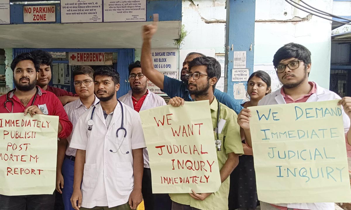 Junior doctor murdered | జూనియర్ వైద్యురాలి హత్యాచారం ఘటనపై నిరసన.. నేడు దేశ వ్యాప్తంగా కొన్ని వైద్య సేవల నిలిపివేత Junior doctor murdered | జూనియర్ వైద్యురాలి హత్యాచారం ఘటనపై నిరసన.. నేడు దేశ వ్యాప్తంగా కొన్ని వైద్య సేవల నిలిపివేత
