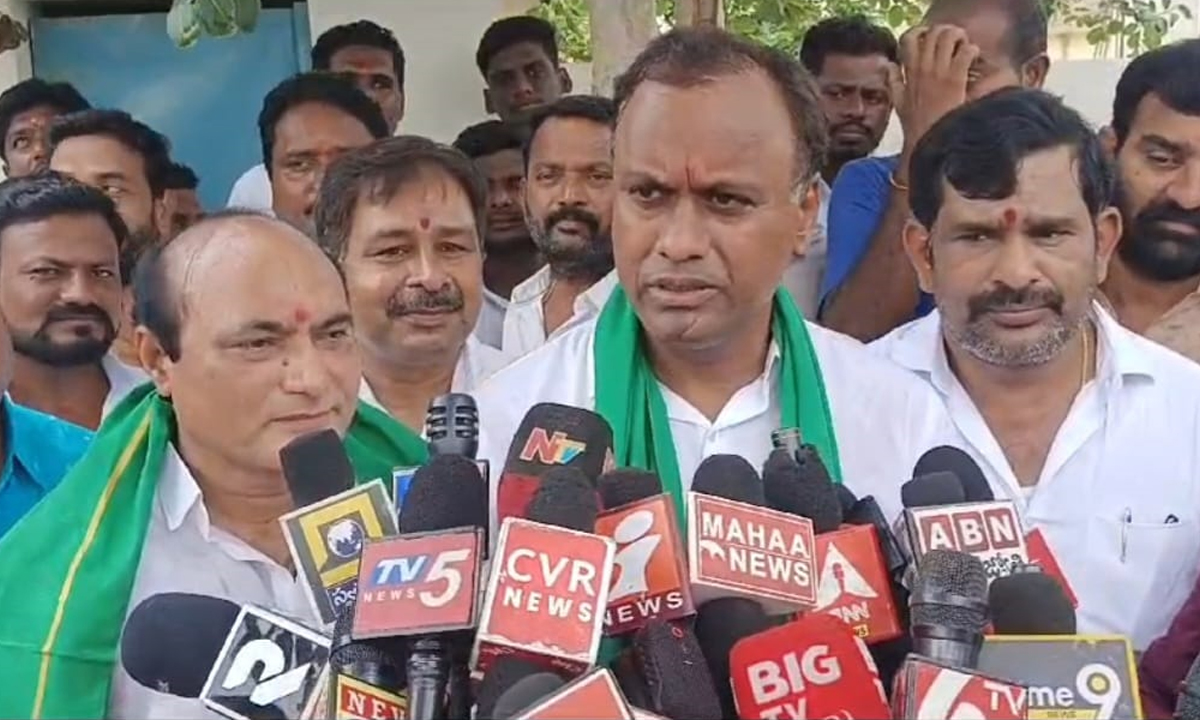 Komatireddy | ఎమ్మెల్యే పదవి అనేది కిరీటం కాదు.. అది ఒక బాధ్యత: కోమటిరెడ్డి రాజ్ గోపాల్ రెడ్డి Komatireddy | ఎమ్మెల్యే పదవి అనేది కిరీటం కాదు.. అది ఒక బాధ్యత: కోమటిరెడ్డి రాజ్ గోపాల్ రెడ్డి