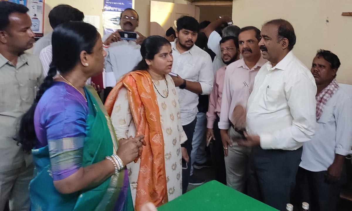 Minister Konda Surekha | వరంగల్ ప్రభుత్వ కంటి ఆసుపత్రిలో మంత్రి కొండా సురేఖ ఆకస్మిక తనిఖీ Minister Konda Surekha | వరంగల్ ప్రభుత్వ కంటి ఆసుపత్రిలో మంత్రి కొండా సురేఖ ఆకస్మిక తనిఖీ