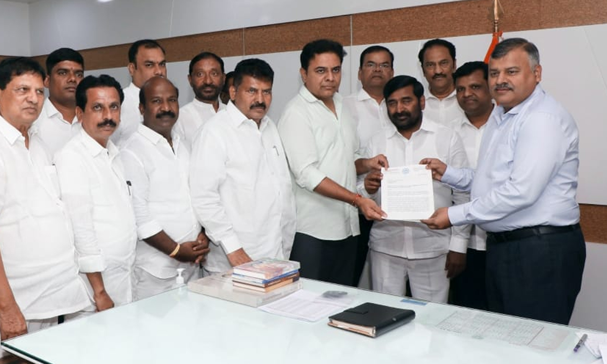 KTR | మా సహనాన్ని పరీక్షిస్తే ప్రతిచర్య తప్పదు.. బీఆరెస్ కార్యకర్తలపై దాడుల పట్ల డీజీపీకి ఫిర్యాదు చేసిన కేటీఆర్ KTR | మా సహనాన్ని పరీక్షిస్తే ప్రతిచర్య తప్పదు.. బీఆరెస్ కార్యకర్తలపై దాడుల పట్ల డీజీపీకి ఫిర్యాదు చేసిన కేటీఆర్