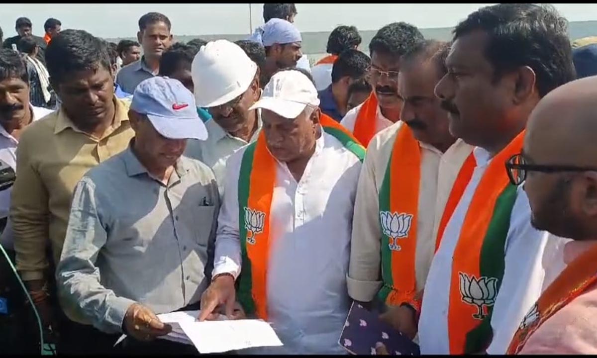 Eleti Maheshwar Reddy | మేఘాపై కేసులు ఎందుకు పెట్టరు.. బీజేఎల్పీ నేత ఏలేటి మహేశ్వర్రెడ్డి నిలదీత Eleti Maheshwar Reddy | మేఘాపై కేసులు ఎందుకు పెట్టరు.. బీజేఎల్పీ నేత ఏలేటి మహేశ్వర్రెడ్డి నిలదీత