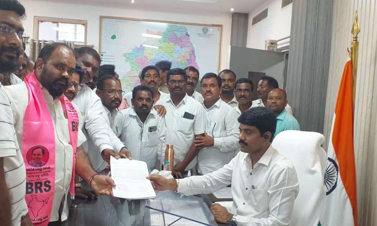 Former MLA Bhupal Reddy | ఏఎమ్మార్పీ డిస్ట్రిబ్యూటరీలకు నీళ్లివ్వండి.. కలెక్టర్కు మాజీ ఎమ్మెల్యే భూపాల్ రెడ్డి వినతి Former MLA Bhupal Reddy | ఏఎమ్మార్పీ డిస్ట్రిబ్యూటరీలకు నీళ్లివ్వండి.. కలెక్టర్కు మాజీ ఎమ్మెల్యే భూపాల్ రెడ్డి వినతి