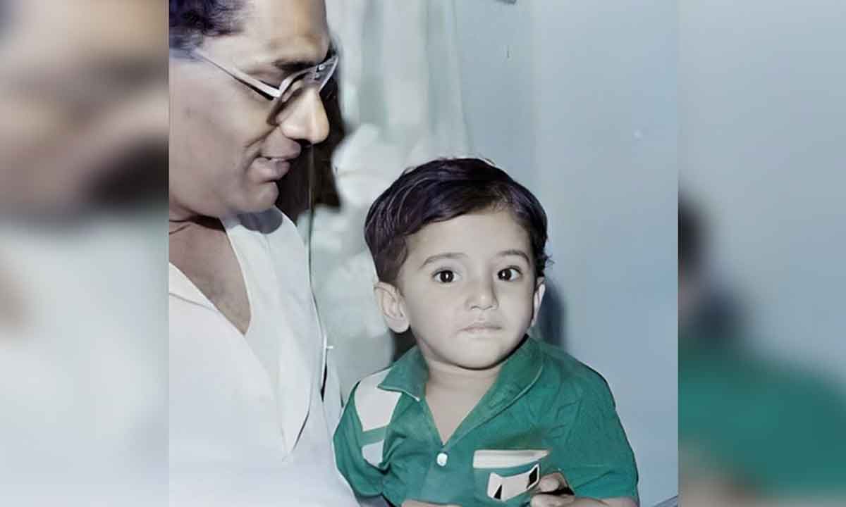 HERO|ఈ ఫొటోలో ఉన్న బుడ్డోడిని గుర్తు పట్టారా.. ఇప్పుడు అమ్మాయిల కలల రాకుమారుడు..! HERO|ఈ ఫొటోలో ఉన్న బుడ్డోడిని గుర్తు పట్టారా.. ఇప్పుడు అమ్మాయిల కలల రాకుమారుడు..!