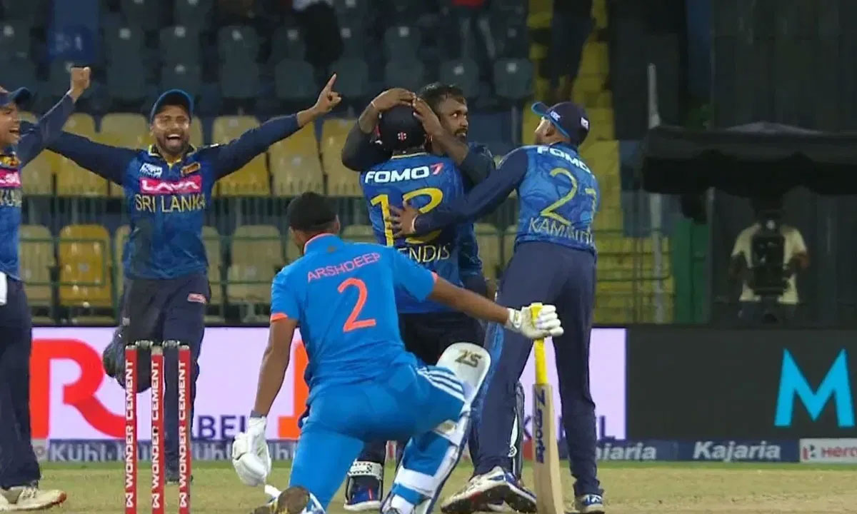 IND vs SL| భారత్- శ్రీలంక తొలి వన్డే టై.. సూపర్ ఓవర్ ఎందుకు ఆడించలేదు..! IND vs SL| భారత్- శ్రీలంక తొలి వన్డే టై.. సూపర్ ఓవర్ ఎందుకు ఆడించలేదు..!