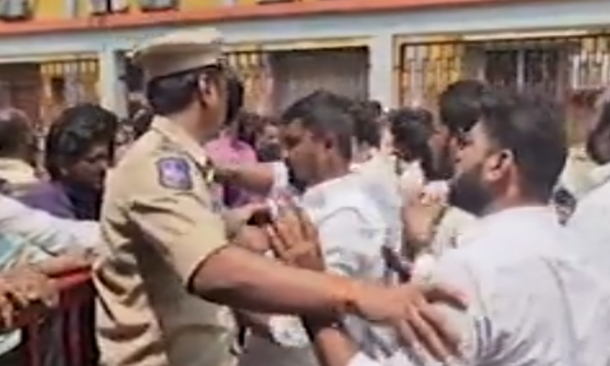 MLRIT | ఎంఎల్ఆర్ఐటీ ఇంజనీరింగ్ కళాశాల వద్ధ ఉద్రిక్తత MLRIT | ఎంఎల్ఆర్ఐటీ ఇంజనీరింగ్ కళాశాల వద్ధ ఉద్రిక్తత