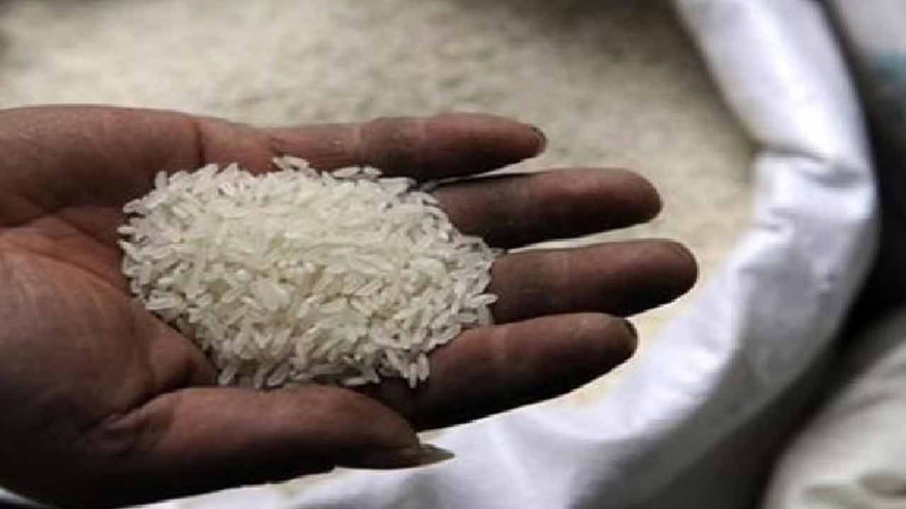 Ration Rice | తెల్ల రేషన్ కార్డుదారులకు తీపి కబురు.. ఇక నుంచి సన్నబియ్యం పంపిణీ.. Ration Rice | తెల్ల రేషన్ కార్డుదారులకు తీపి కబురు.. ఇక నుంచి సన్నబియ్యం పంపిణీ..