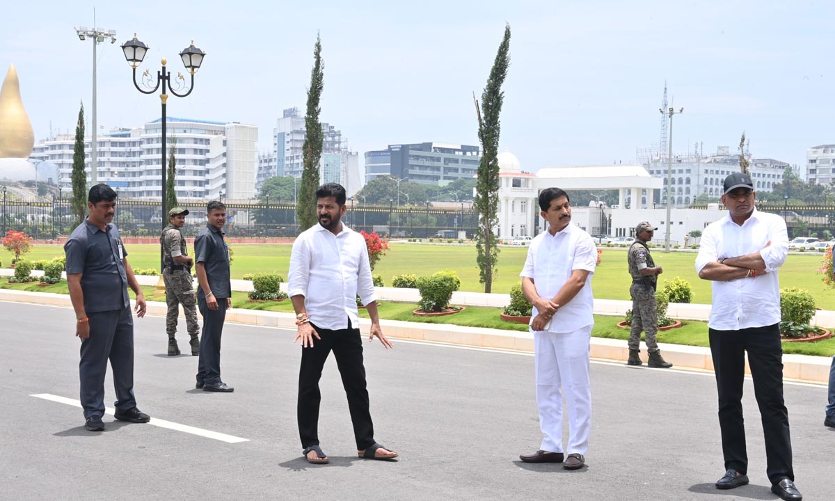 CM Revanth Reddy | సెక్రటేరియట్ లో తెలంగాణ తల్లి విగ్రహం డిసెంబర్ 9న ఏర్పాటు..పరిశీలించిన సీఎం రేవంత్ రెడ్డి CM Revanth Reddy | సెక్రటేరియట్ లో తెలంగాణ తల్లి విగ్రహం డిసెంబర్ 9న ఏర్పాటు..పరిశీలించిన సీఎం రేవంత్ రెడ్డి
