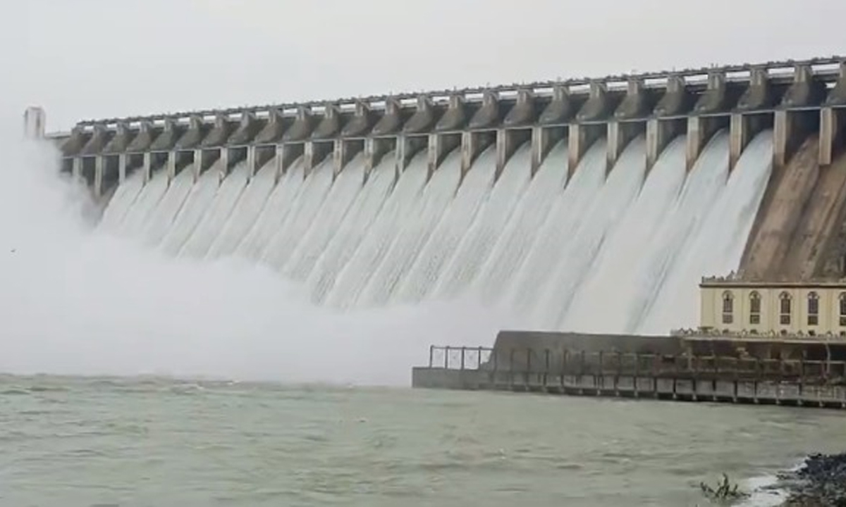 Nagarjuna Sagar | నాగార్జునసాగర్ ప్రాజెక్టుకు పోటెత్తిన వరద.. 22 గేట్లు ఎత్తివేత Nagarjuna Sagar | నాగార్జునసాగర్ ప్రాజెక్టుకు పోటెత్తిన వరద.. 22 గేట్లు ఎత్తివేత