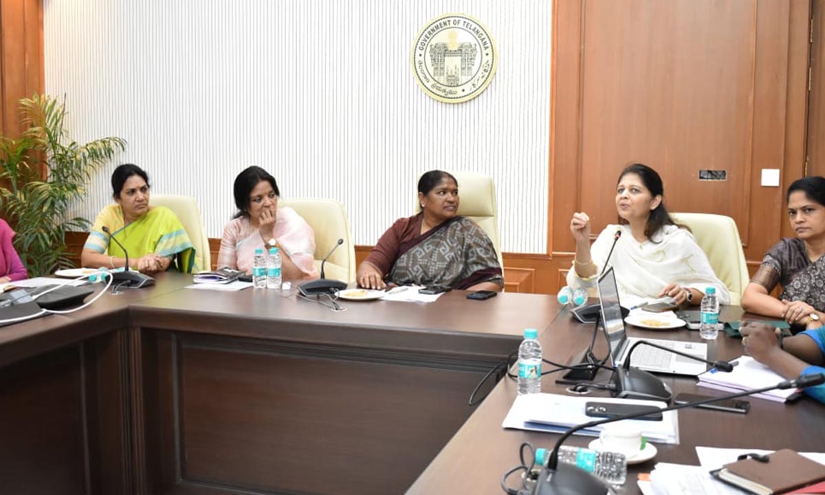 Minister Sitakka | మహిళా భద్రతకు పటిష్టచర్యలు.. అభద్రతను పోగొట్టేందుకు కృషి : రాష్ట్ర మంత్రి సీతక్క Minister Sitakka | మహిళా భద్రతకు పటిష్టచర్యలు.. అభద్రతను పోగొట్టేందుకు కృషి : రాష్ట్ర మంత్రి సీతక్క