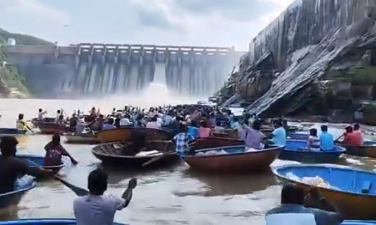 Srisailam Dam | శ్రీశైలం డ్యామ్ చెంత చేపల వేట హడావుడి.. పుట్టిలలో మత్స్యకారుల పోటాపోటీ Srisailam Dam | శ్రీశైలం డ్యామ్ చెంత చేపల వేట హడావుడి.. పుట్టిలలో మత్స్యకారుల పోటాపోటీ