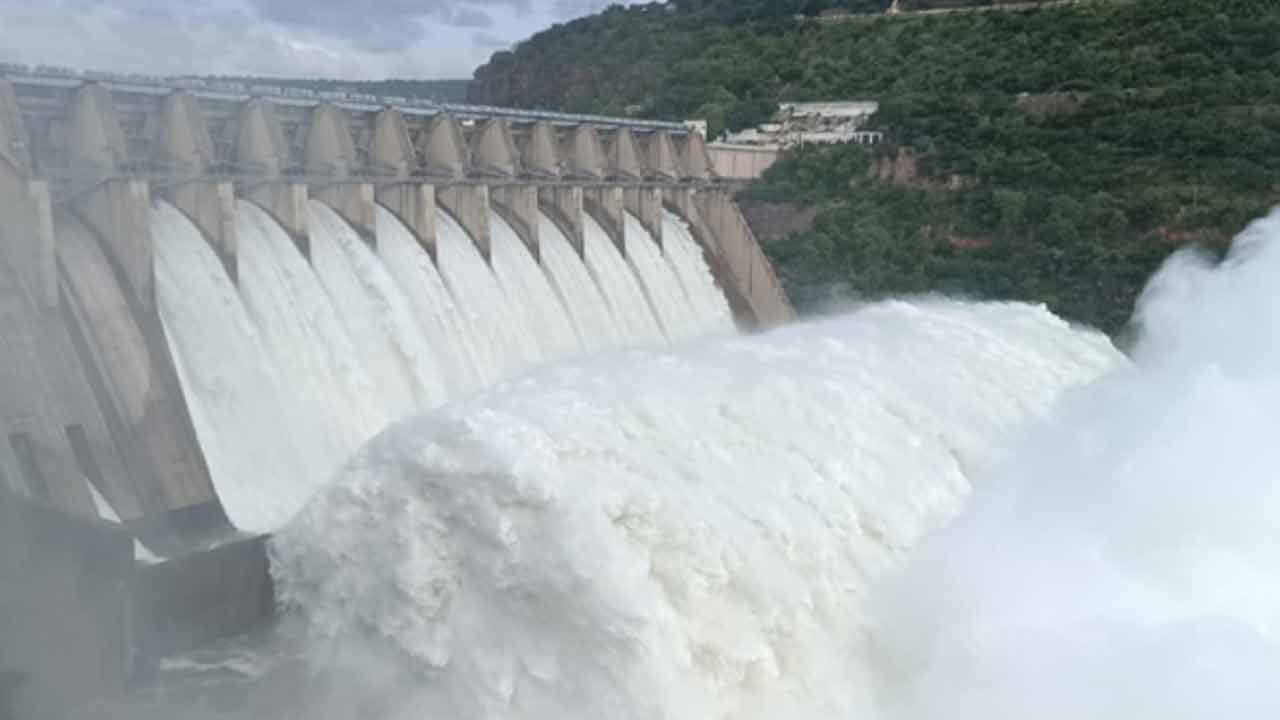 Srisailam Project | శ్రీశైలం ప్రాజెక్టు 10 గేట్లు ఎత్తివేత.. సాగర్ వైపు పరవళ్లు తొక్కుతున్న కృష్ణమ్మ Srisailam Project | శ్రీశైలం ప్రాజెక్టు 10 గేట్లు ఎత్తివేత.. సాగర్ వైపు పరవళ్లు తొక్కుతున్న కృష్ణమ్మ
