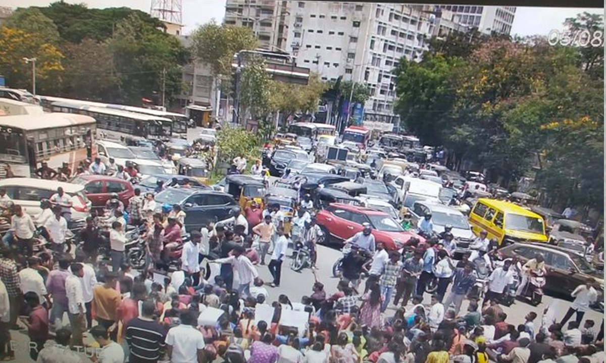Hyderabad | విద్యార్థుల ధర్నాల హోరు.. స్కాలర్ షిప్ల కోసం ఏబీవీపీ రాస్తారోకో Hyderabad | విద్యార్థుల ధర్నాల హోరు.. స్కాలర్ షిప్ల కోసం ఏబీవీపీ రాస్తారోకో