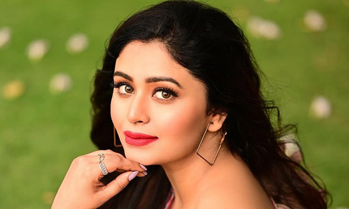 Ritabhari Chakraborty । టాలీవుడ్లోనూ భారీ స్థాయిలో లైంగిక వేధింపులు.. బెంగాలీ నటి సంచలన ఆరోపణ Ritabhari Chakraborty । టాలీవుడ్లోనూ భారీ స్థాయిలో లైంగిక వేధింపులు.. బెంగాలీ నటి సంచలన ఆరోపణ