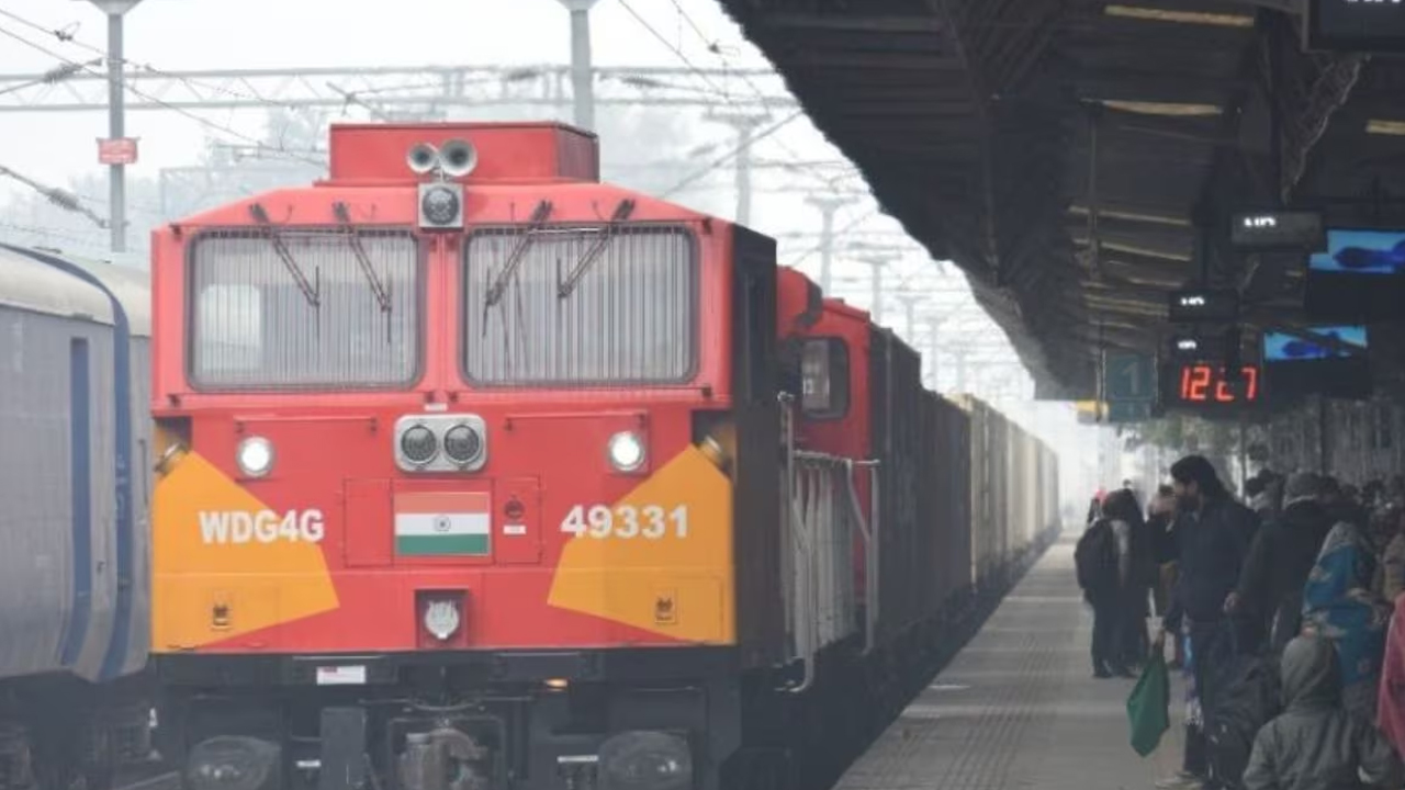 Train horns | ఆడవాళ్ల మాటలకే కాదండోయ్.. రైలు బండి కూతలకూ అర్థాలు వేరేనట తెలుసా..? Train horns | ఆడవాళ్ల మాటలకే కాదండోయ్.. రైలు బండి కూతలకూ అర్థాలు వేరేనట తెలుసా..?