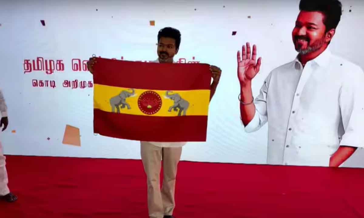 Vijay|సస్పెన్స్కి తెరదించిన విజయ్..ఆవిష్కరించిన 30 అడుగుల జెండా Vijay|సస్పెన్స్కి తెరదించిన విజయ్..ఆవిష్కరించిన 30 అడుగుల జెండా