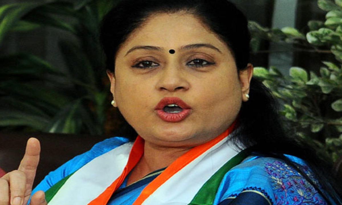 Vijayashanti | బంగ్లాదేశ్ పరిణామాలపై విజయశాంతి విచారం.. హిందువులపై జరిగిన దాడులకు ఖండన Vijayashanti | బంగ్లాదేశ్ పరిణామాలపై విజయశాంతి విచారం.. హిందువులపై జరిగిన దాడులకు ఖండన