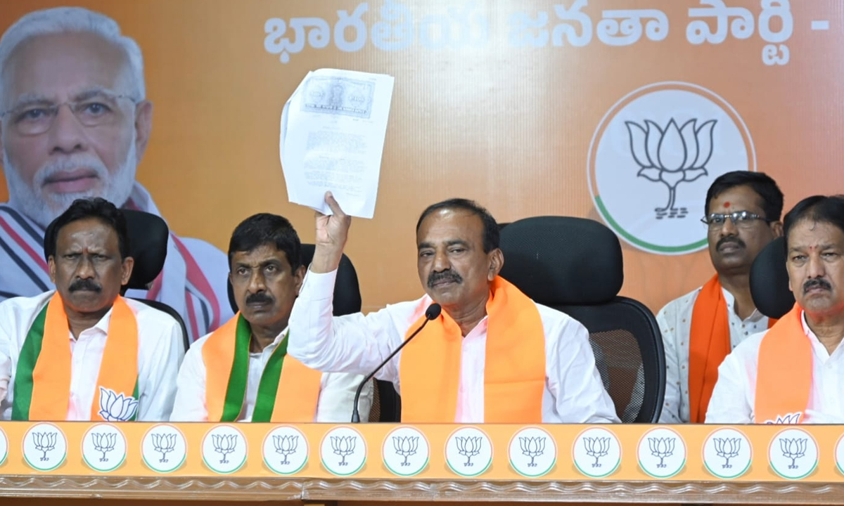 వేల మంది గుడిసెలు కూల్చిన టర్క్మెన్ గేట్ పార్టీ వారసుడు రేవంత్రెడ్డి : ఈటల ఫైర్ వేల మంది గుడిసెలు కూల్చిన టర్క్మెన్ గేట్ పార్టీ వారసుడు రేవంత్రెడ్డి : ఈటల ఫైర్