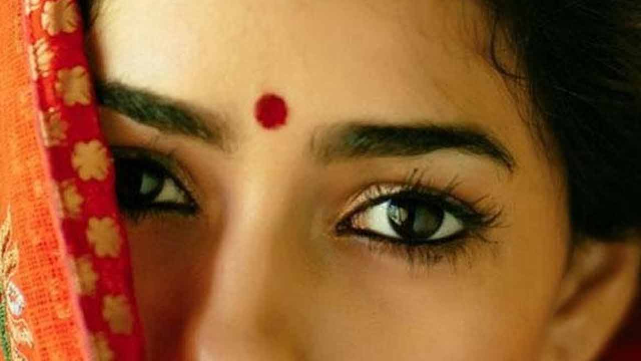Vastu Tips | ఆ సమయంలో మహిళలు బొట్టు పెట్టుకుంటే.. ఆ సమస్య కొని తెచ్చుకున్నట్టే..? Vastu Tips | ఆ సమయంలో మహిళలు బొట్టు పెట్టుకుంటే.. ఆ సమస్య కొని తెచ్చుకున్నట్టే..?