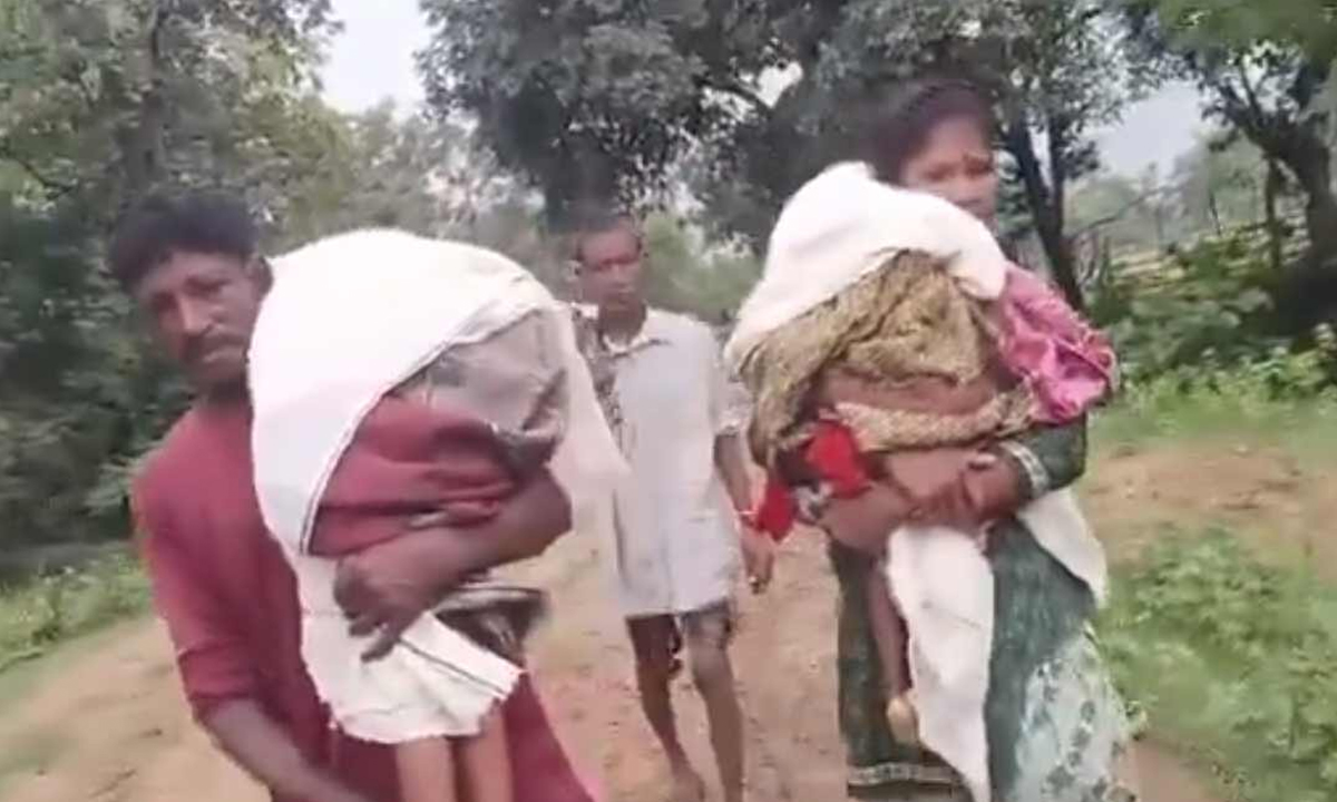 heart-wrenching । ఇద్దరు పిల్లల మృతదేహాలను భుజాలపై వేసుకుని.. 15 కిలోమీటర్ల నడక (వీడియో చూడండి) heart-wrenching । ఇద్దరు పిల్లల మృతదేహాలను భుజాలపై వేసుకుని.. 15 కిలోమీటర్ల నడక (వీడియో చూడండి)