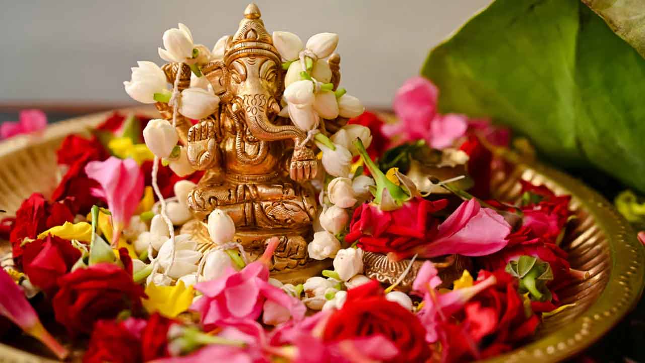 Ganesh Puja | గణనాథుడిని ఈ పూలతో పూజిస్తే పెళ్లి పక్కా..! ఇంకా ఎన్నో ప్రయోజనాలు..!! Ganesh Puja | గణనాథుడిని ఈ పూలతో పూజిస్తే పెళ్లి పక్కా..! ఇంకా ఎన్నో ప్రయోజనాలు..!!