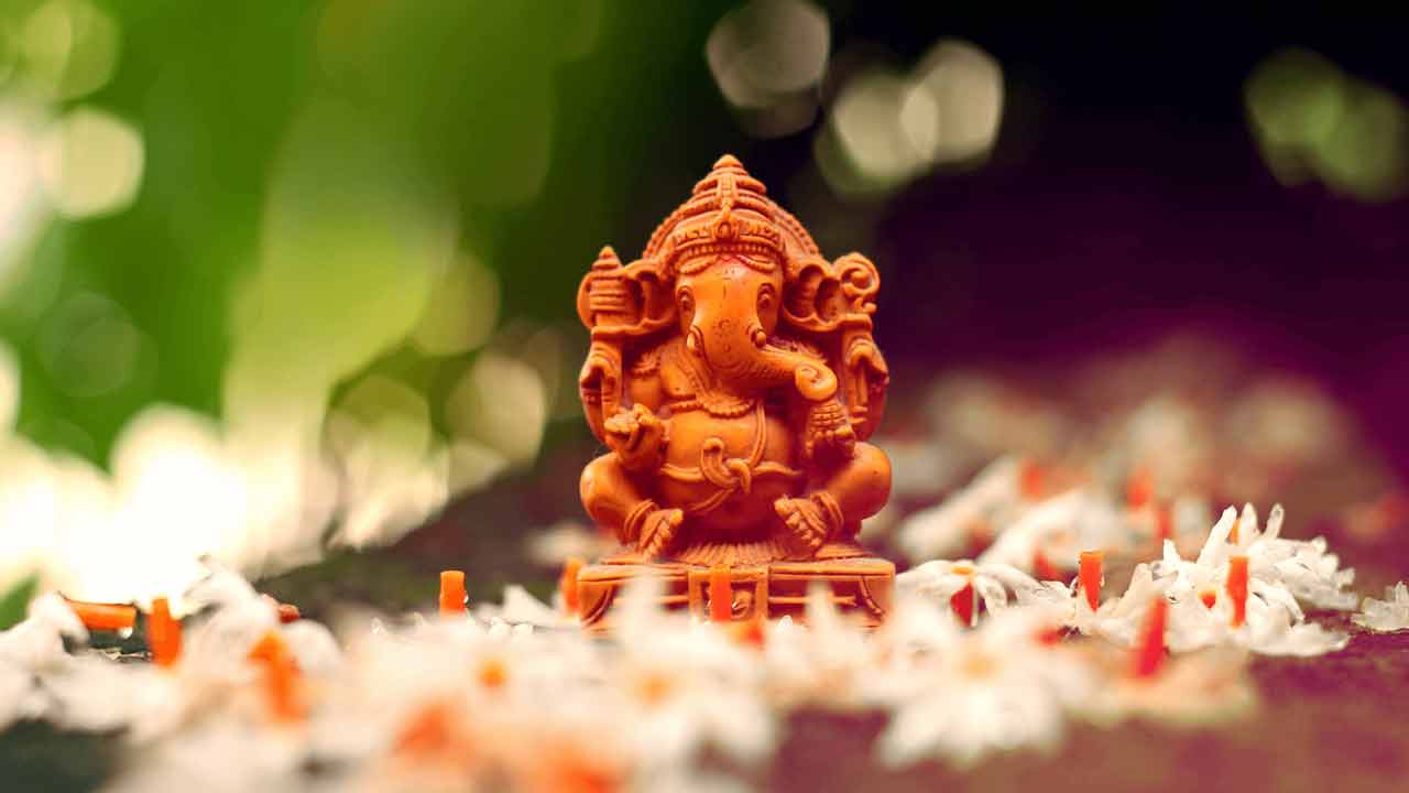Ganesh Chaturthi | గణేశ్ మండపంలో గణనాథుడి చిన్న విగ్రహాన్ని తప్పనిసరిగా పెట్టాలా..? Ganesh Chaturthi | గణేశ్ మండపంలో గణనాథుడి చిన్న విగ్రహాన్ని తప్పనిసరిగా పెట్టాలా..?