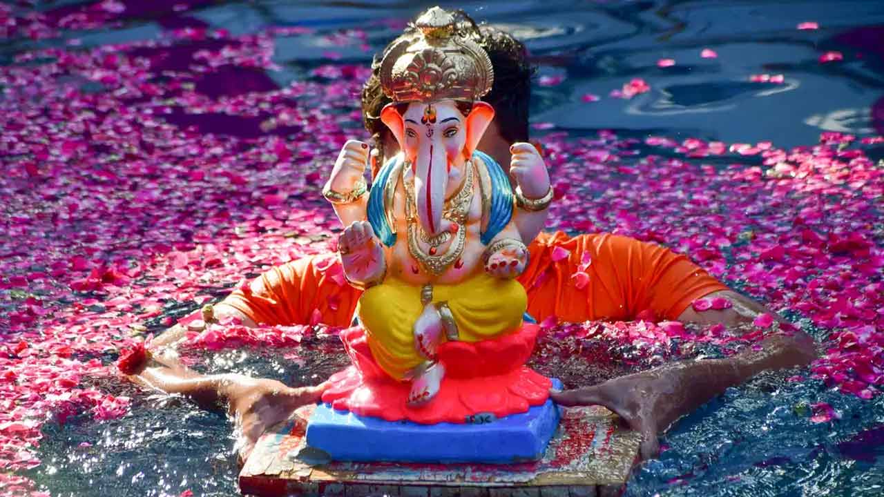 Ganesh Immersion | గణేశ్ నిమజ్జనానికి శుభ ముహుర్తం ఇదే..! 11వ రోజే ఎందుకు నిమజ్జనం చేస్తారో తెలుసా..? Ganesh Immersion | గణేశ్ నిమజ్జనానికి శుభ ముహుర్తం ఇదే..! 11వ రోజే ఎందుకు నిమజ్జనం చేస్తారో తెలుసా..?