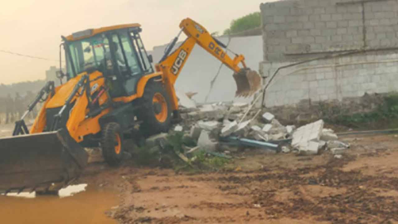 HYDRAA | కూకట్పల్లి నల్ల చెరువులో హైడ్రా కూల్చివేతలు HYDRAA | కూకట్పల్లి నల్ల చెరువులో హైడ్రా కూల్చివేతలు
