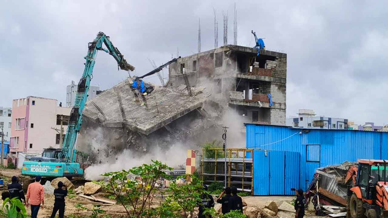 HYDRA । చెరువుల కబ్జాలు తొలగించాల్సిందే.. కానీ.. హైడ్రాలో అదే అసలు లోపం! HYDRA । చెరువుల కబ్జాలు తొలగించాల్సిందే.. కానీ.. హైడ్రాలో అదే అసలు లోపం!