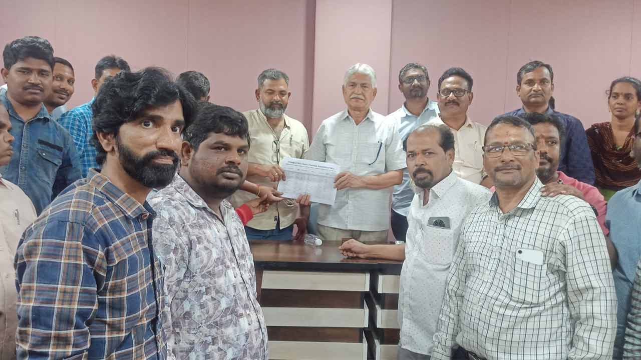 Working Journalists | మాకు ఇళ్ల స్థలాలు కేటాయించండి.. ప్రెస్ అకాడమీ చైర్మన్ను కోరిన ఆర్టిస్టులు Working Journalists | మాకు ఇళ్ల స్థలాలు కేటాయించండి.. ప్రెస్ అకాడమీ చైర్మన్ను కోరిన ఆర్టిస్టులు