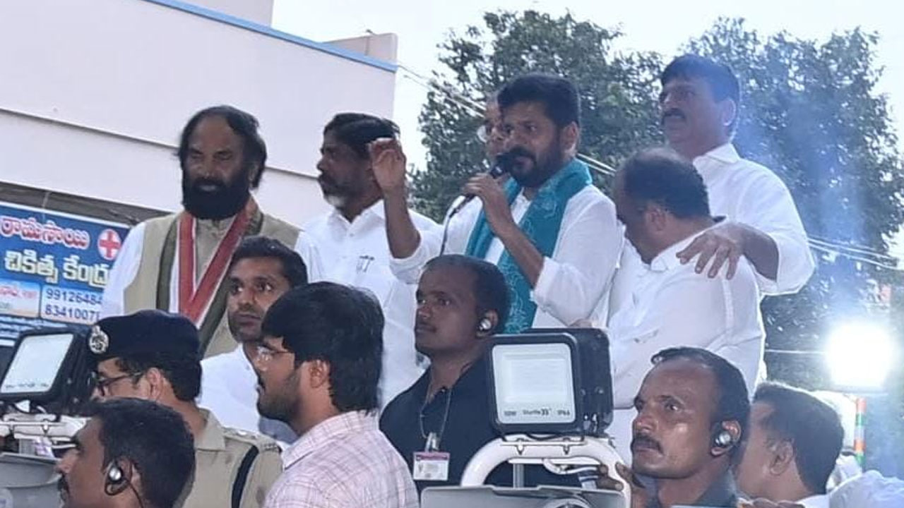 CM Revanth Reddy | వరద ప్రభావిత ప్రాంతాల్లో సీఎం రేవంత్ పర్యటన..తక్షణ సాయం రూ.10 వేలు ..తెలంగాణకు రూ.5438 కోట్ల నష్టం CM Revanth Reddy | వరద ప్రభావిత ప్రాంతాల్లో సీఎం రేవంత్ పర్యటన..తక్షణ సాయం రూ.10 వేలు ..తెలంగాణకు రూ.5438 కోట్ల నష్టం