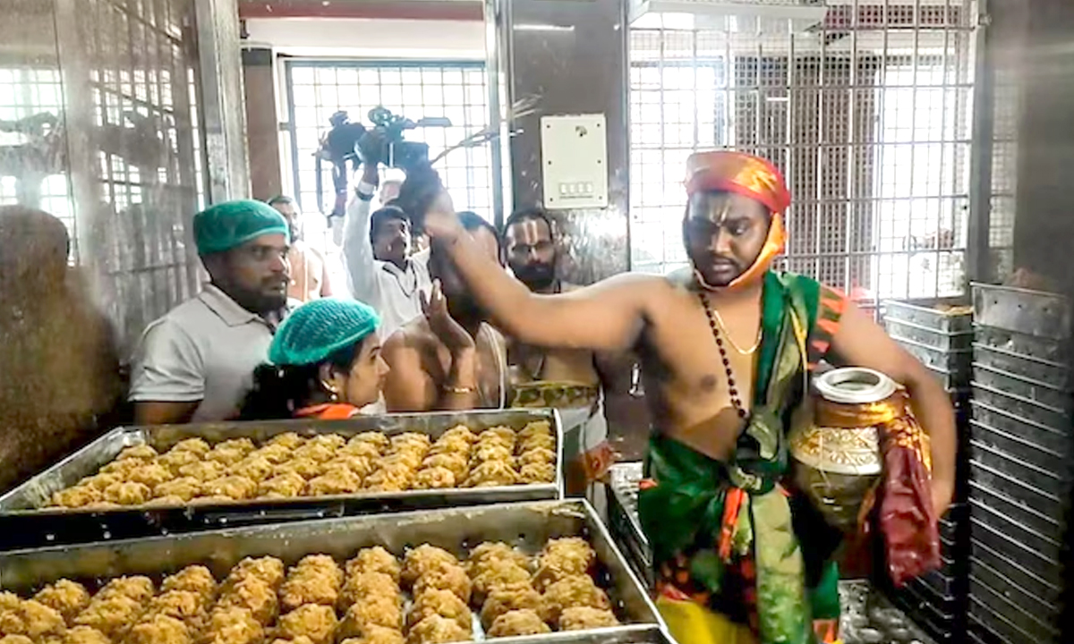 Tirupati laddus row । కల్తీ నెయ్యి విషయంలో విచారణకు ముందే బహిరంగ ప్రకటన ఎందుకు చేశారు? : చంద్రబాబుకు సుప్రీంకోర్టు ప్రశ్న Tirupati laddus row । కల్తీ నెయ్యి విషయంలో విచారణకు ముందే బహిరంగ ప్రకటన ఎందుకు చేశారు? : చంద్రబాబుకు సుప్రీంకోర్టు ప్రశ్న