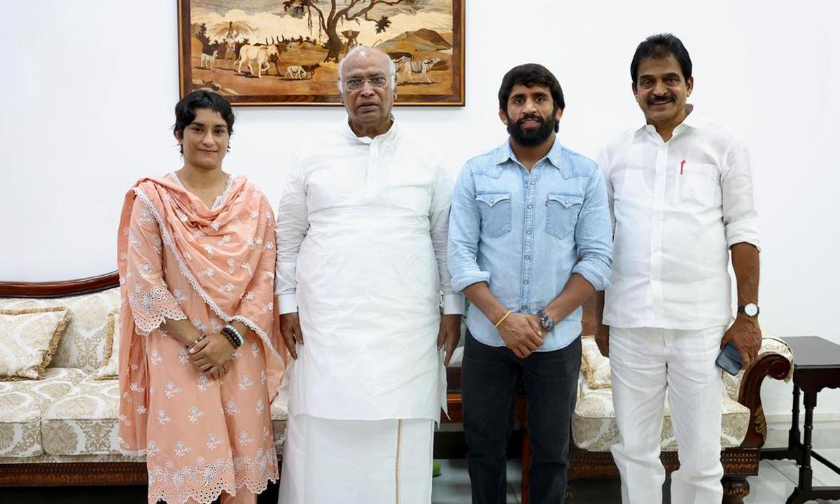 Vinesh Phogat, Bajrang Punia । కాంగ్రెస్లో చేరిన వినేశ్ ఫొగట్, బజరంగ్ పునియా.. అసెంబ్లీకి పోటీ? Vinesh Phogat, Bajrang Punia । కాంగ్రెస్లో చేరిన వినేశ్ ఫొగట్, బజరంగ్ పునియా.. అసెంబ్లీకి పోటీ?