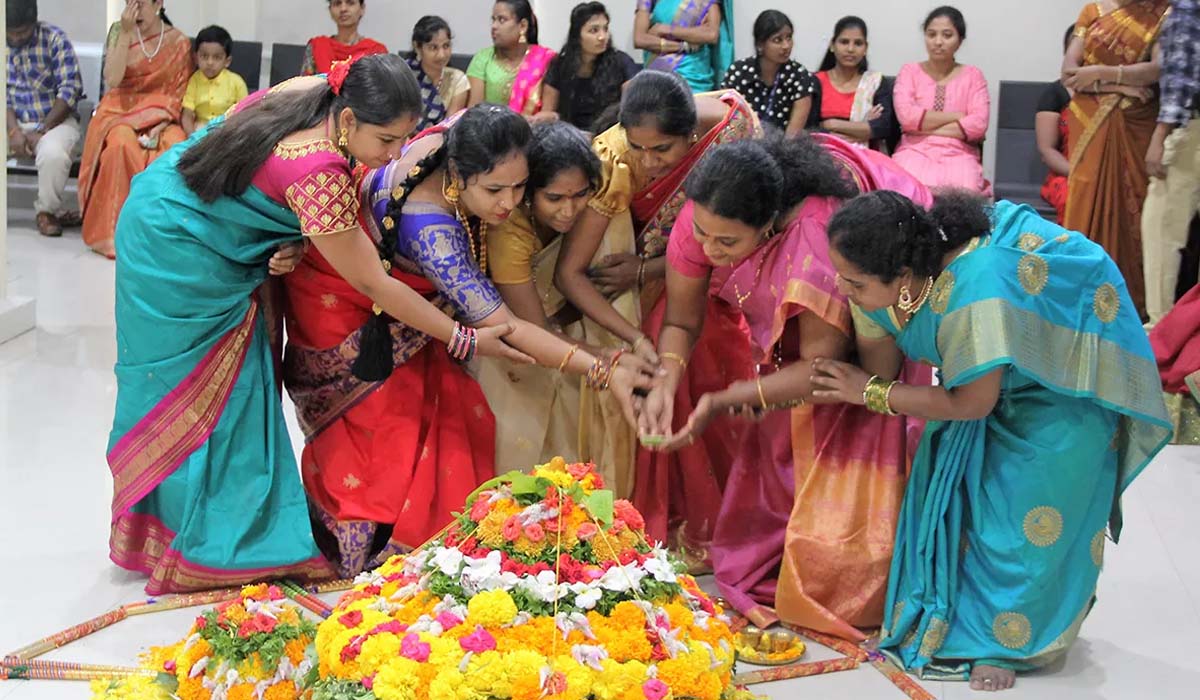 Bathukamma | తెలంగాణ సంస్కృతికి ప్రతీక బతుకమ్మ.. నేడు ఎంగిలిపూలతో సంబరాలు షురూ..! Bathukamma | తెలంగాణ సంస్కృతికి ప్రతీక బతుకమ్మ.. నేడు ఎంగిలిపూలతో సంబరాలు షురూ..!